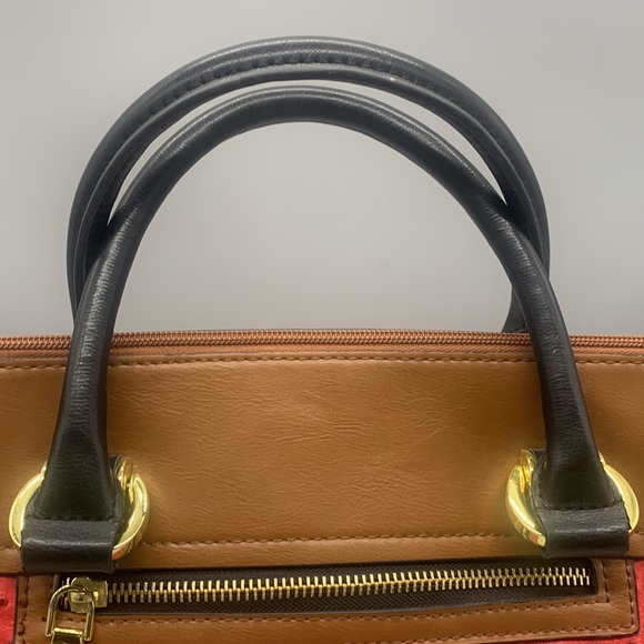 London Fog Zipper closure shoulder bag - Picture 3 of 8